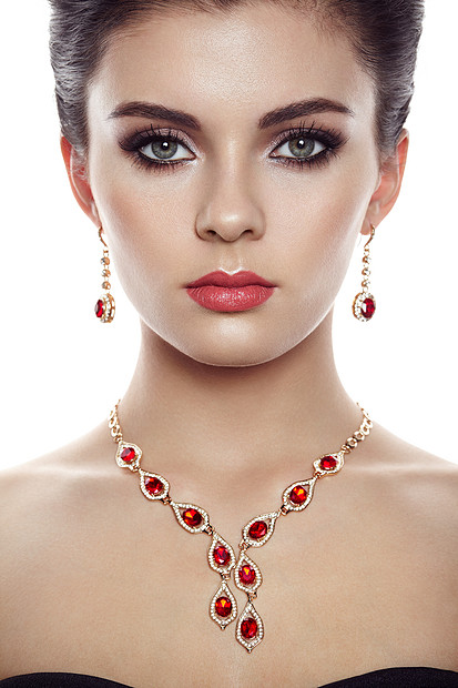 珠寶與輕美 優(yōu)雅黑發(fā)女孩的時(shí)尚肖像